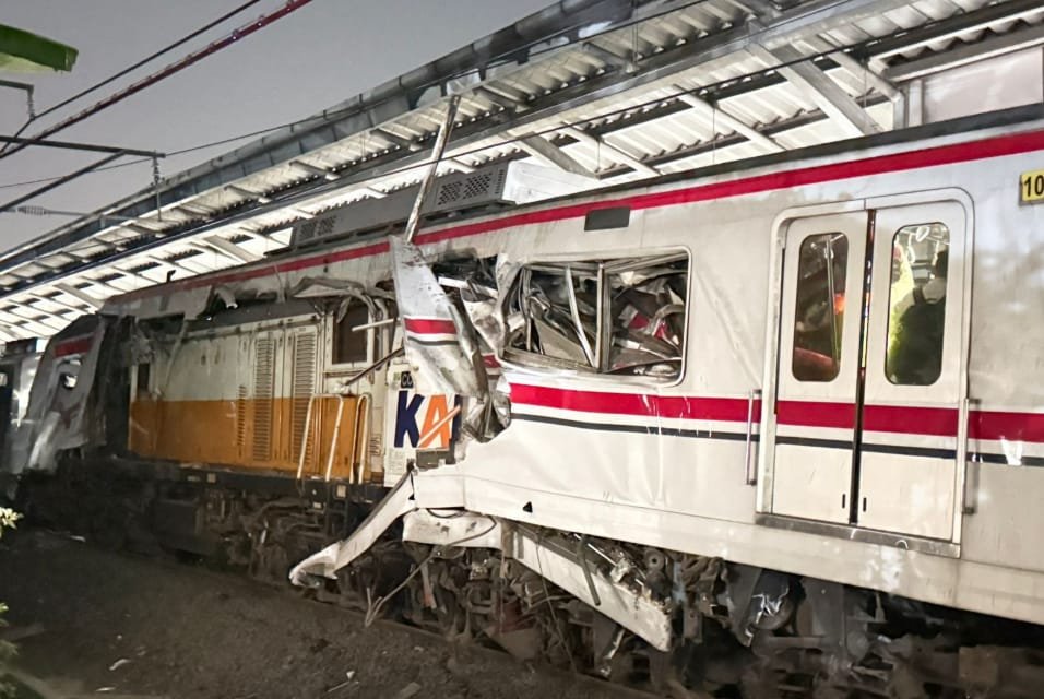 KA Argo Bromo Anggrek Hantam KRL di Stasiun Bekasi Timur