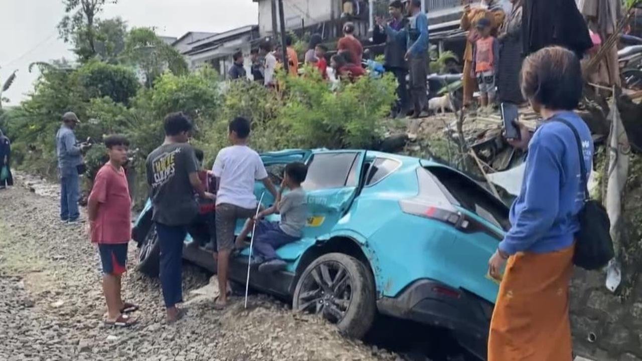 Cerita di Balik Taksi Green SM Mogok di Perlintasan, Warga Sudah Coba Mendorong