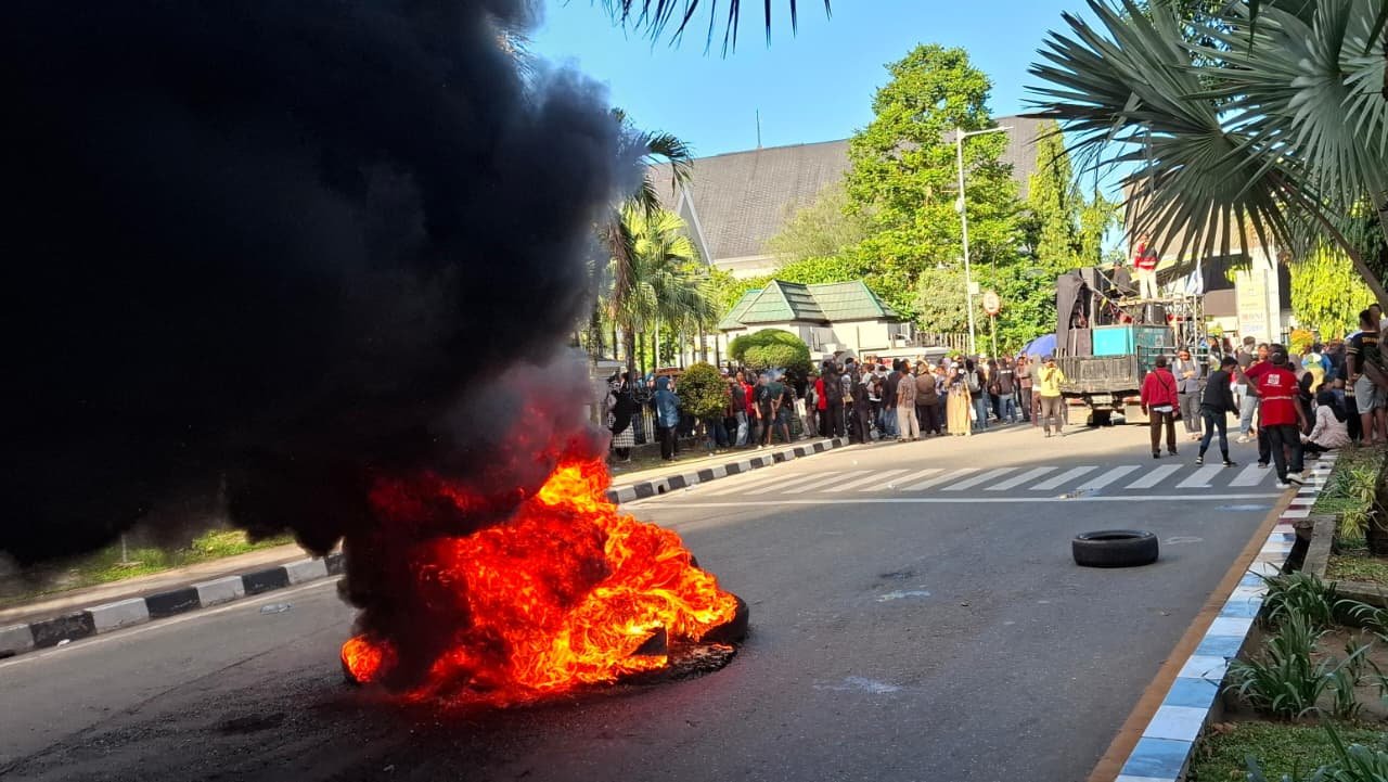 Jalan Gajah Mada Ditutup Massa, APMK Desak Rudy Mas’ud Buka Sikap soal Hak Angket