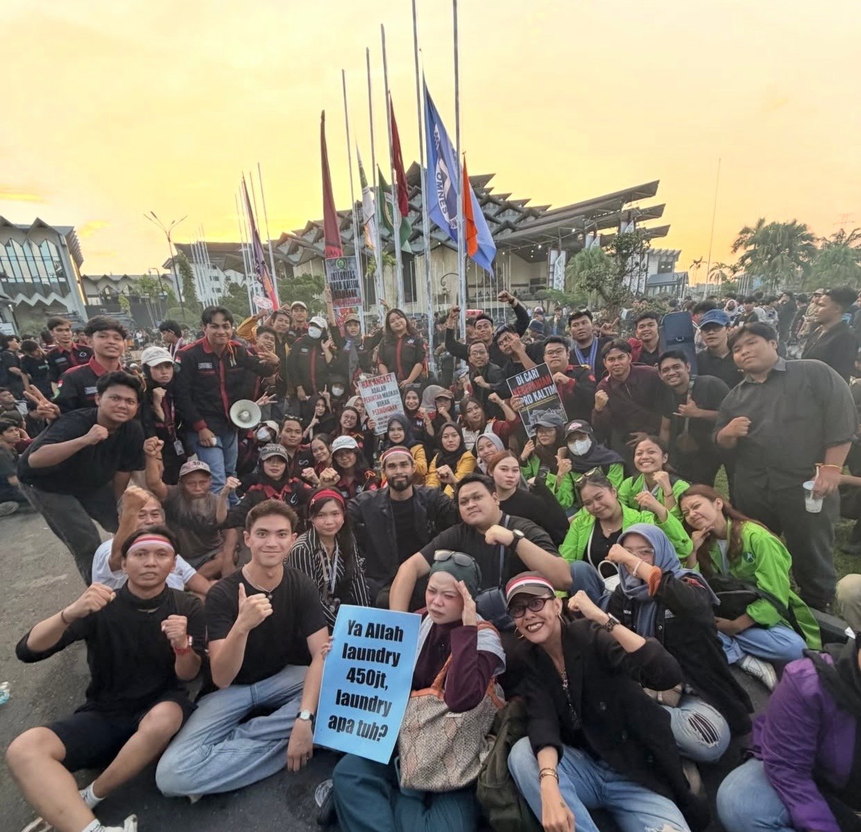 Massa Aksi 214 Jilid II Dobrak Gedung DPRD Kaltim