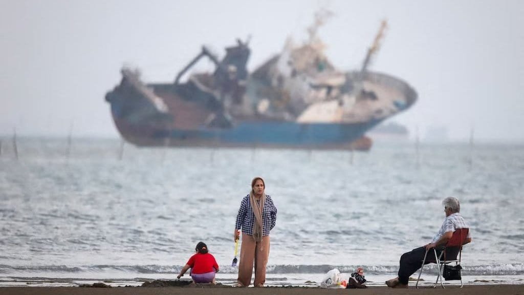 Iran Tutup Total Selat Hormuz Usai Serangan Udara AS di Wilayah Selatan