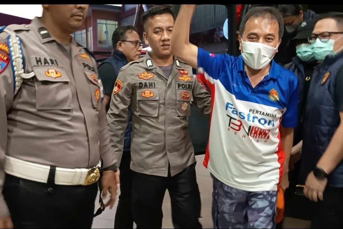 ‘Belum Mandi, Belum Siap,’ Refly Harun Ungkap Momen Roy Suryo Dibawa Polisi