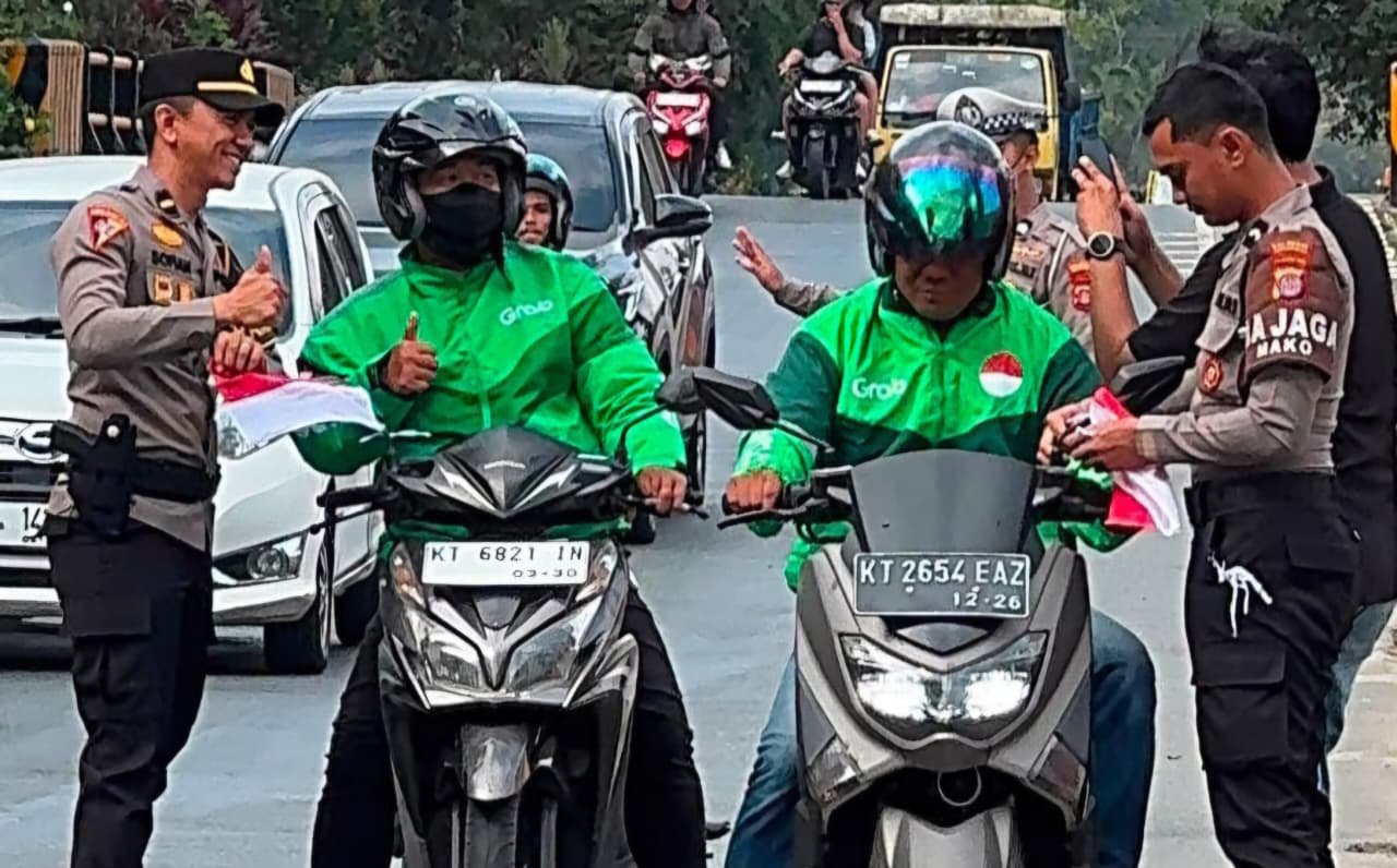Semarak Kemerdekaan, Polresta Samarinda Bagikan 500 Bendera Merah Putih ke Warga