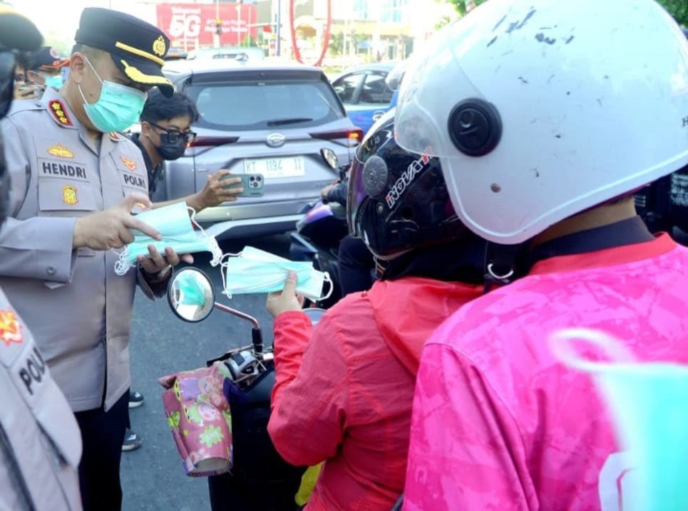 Antisipasi Kabut Asap, Polresta Samarinda Bagikan 10 Ribu Masker kepada Pengguna Jalan