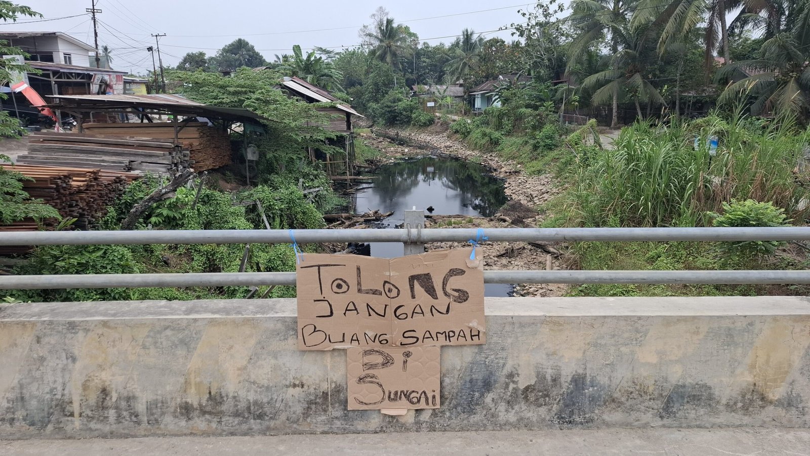 Limbah Menumpuk di Aliran Sungai Bendungan Benanga Lempake, Pedagang Keluhkan Bau Tak Sedap