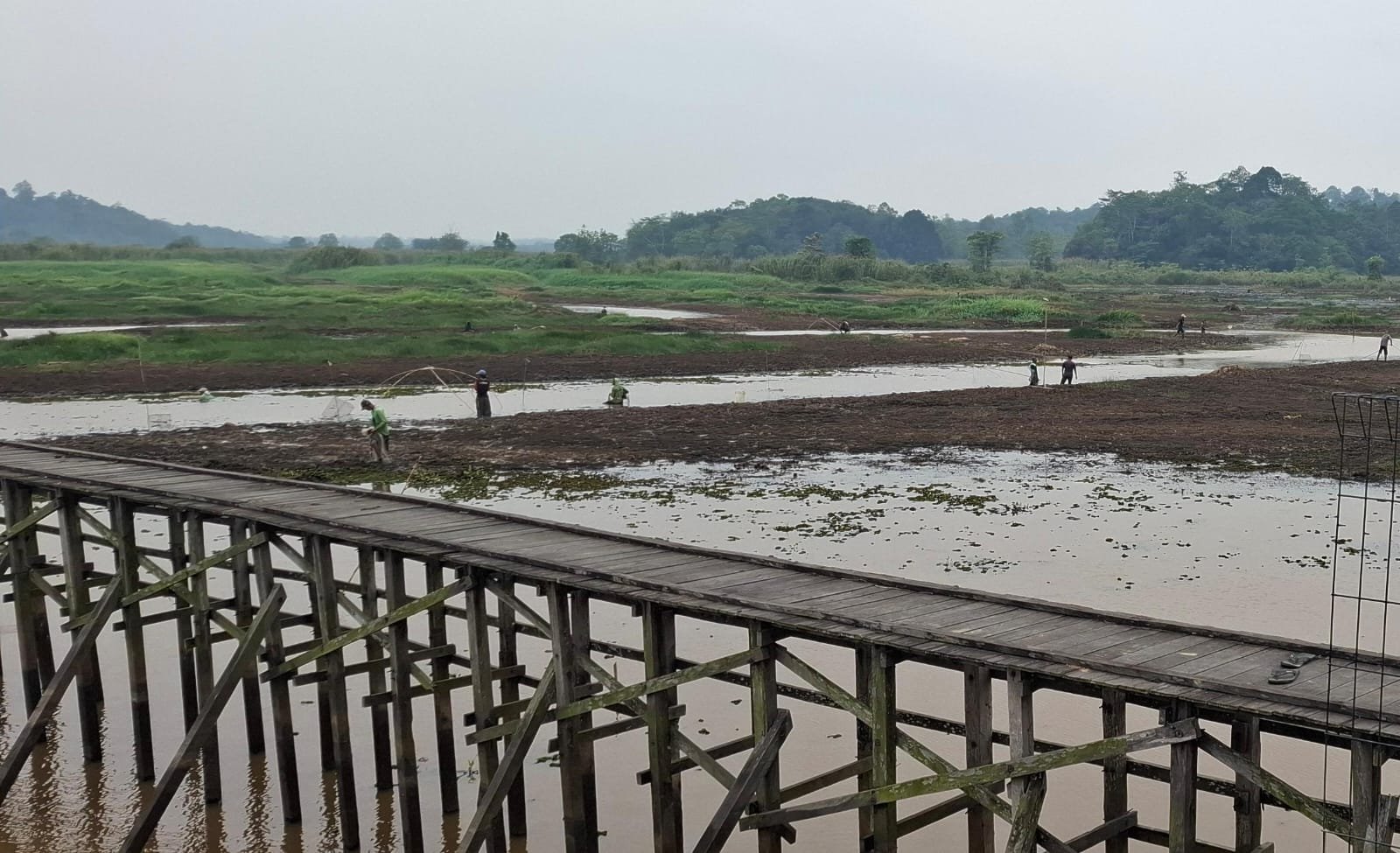 Warga Manfaatkan Bendungan Benanga yang Surut untuk Tangkap Ikan, Hasilnya Jadi Lauk Keluarga