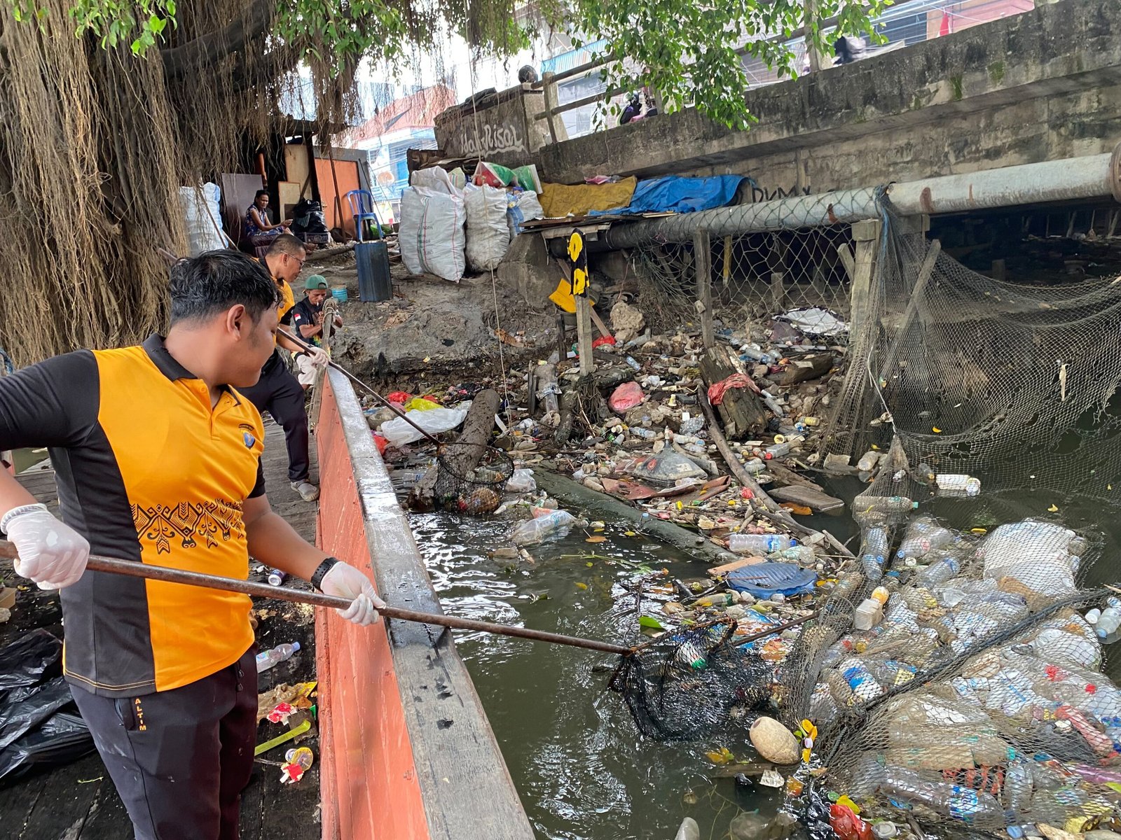 Polresta Samarinda dan Warga Gotong Royong Bersihkan Sungai Karang Mumus